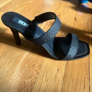 DKNY BARIA DOUBLE BAND HEELS SIZE 8